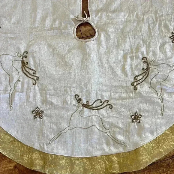 Vintage Christmas Tree Skirt Gold & Cream Reindeers - Picture 6 of 7
